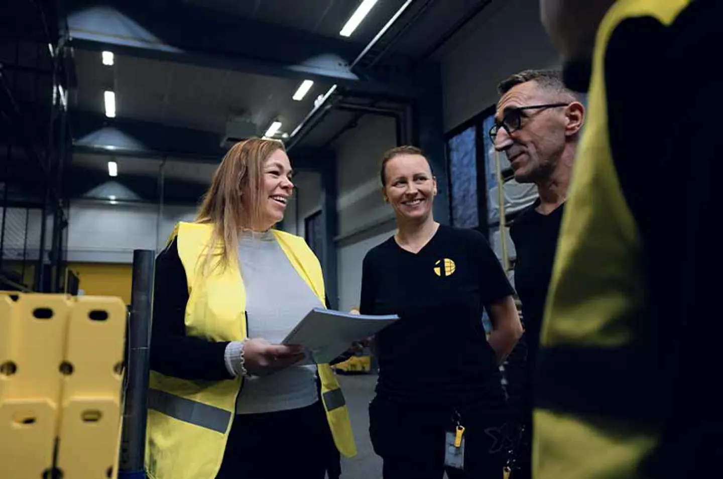 Personale Axelent che discute in un ambiente di magazzino