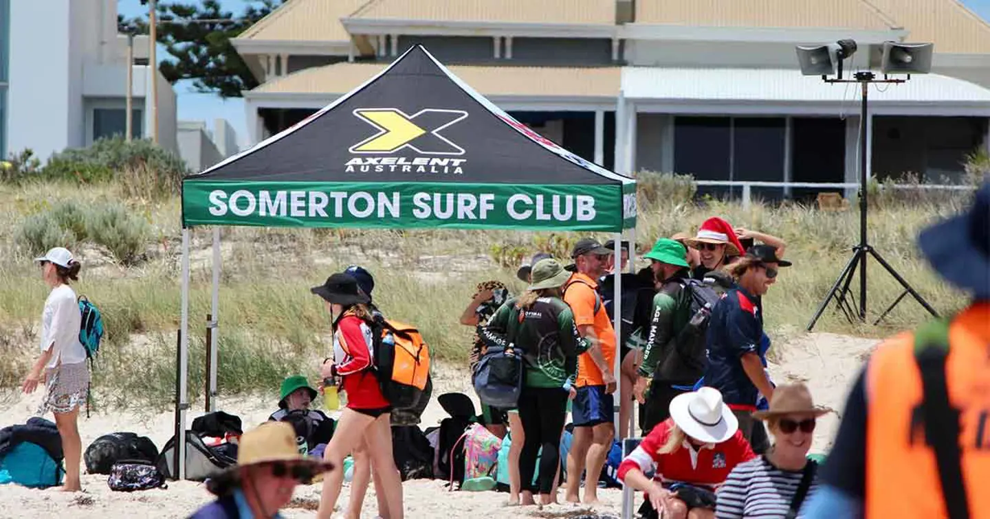 Lo stand di Somerton Surf su una spiaggia